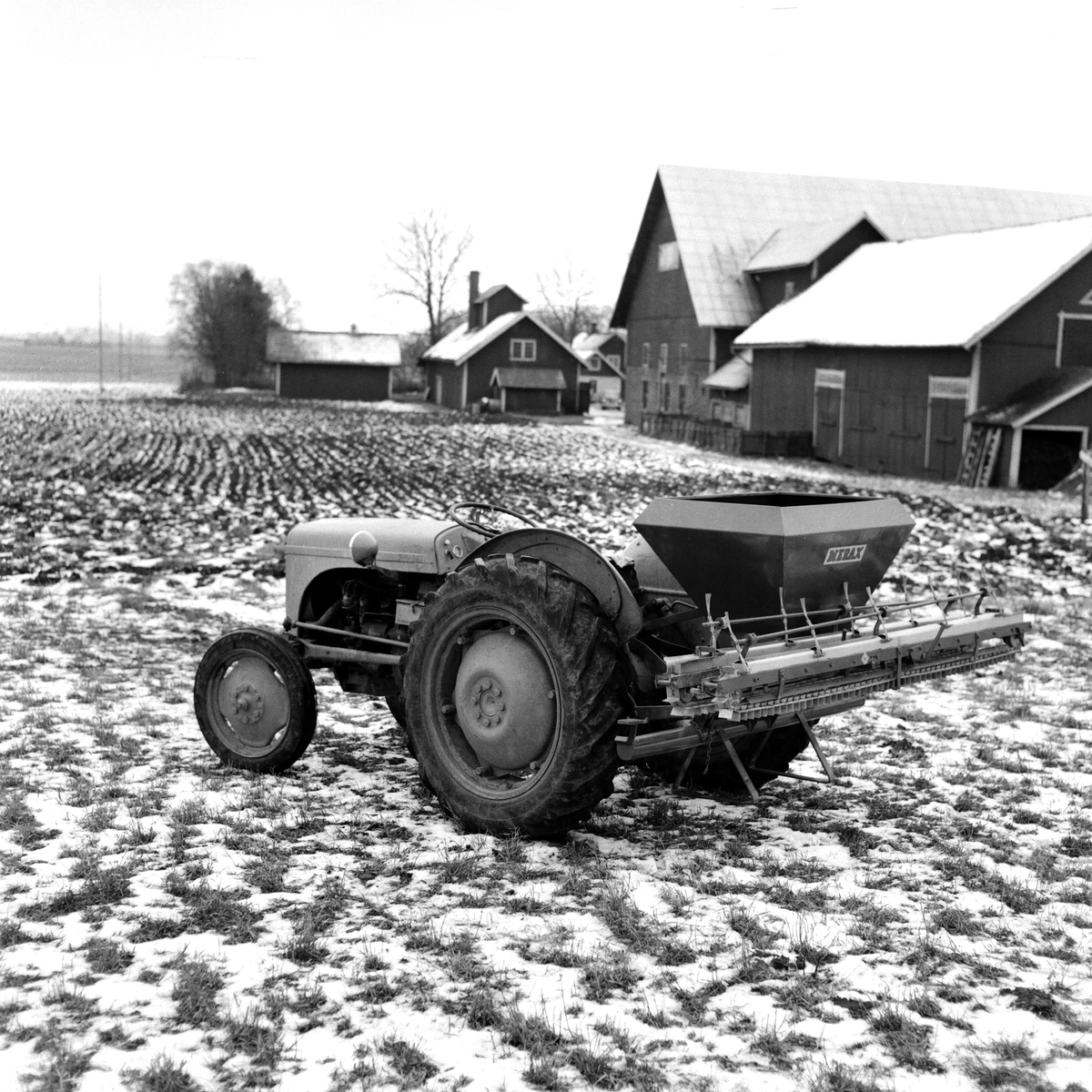 Produktfotografi som visar gödselspridare från Kaller & Company i Linköping. Platsen för fotografiet har inte lokaliserats men är sannolikt från någon gård i stadens närhet. Året var 1952.