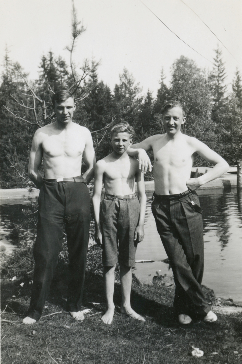 Ivar og Asbjørn frogner og en gutt poserer ved vannkanten. Lysdammen, Gjerdrum. 1936