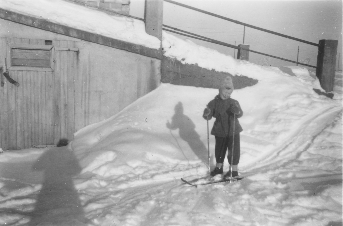 Leif-Martin Braate på ski ved låvebrua på Bråte Gård ca. 1955