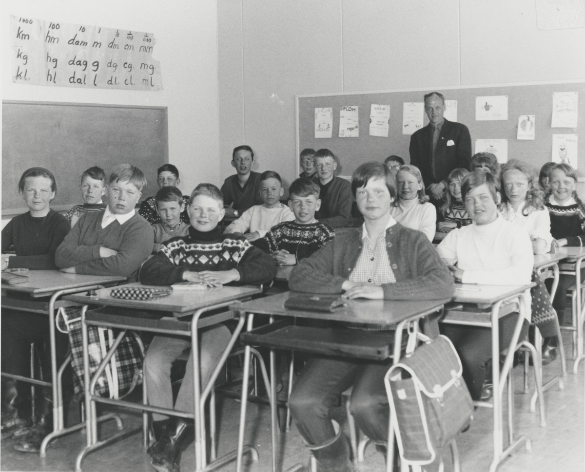 Klassebilde av 6. klasse1966 med lærer Magne Ommedal.