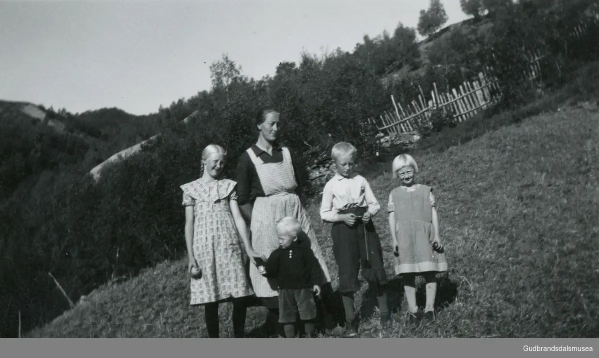Marit Skulmesterstugun (f.ca.1900) med barna. 
Kari Hjellum f.1925, ant. Hans f. 1934, Helge f.1930. siste ukjent.