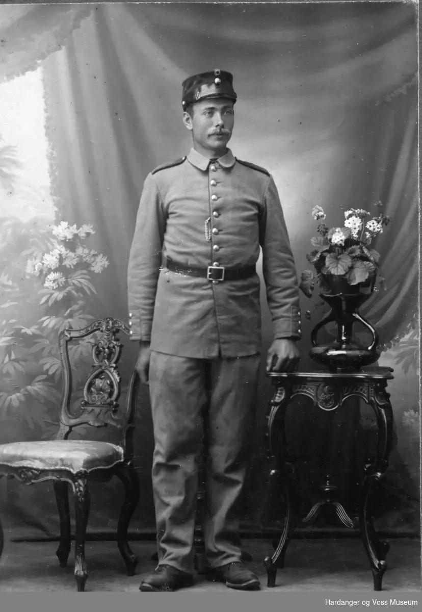 Portrett, mann i uniform