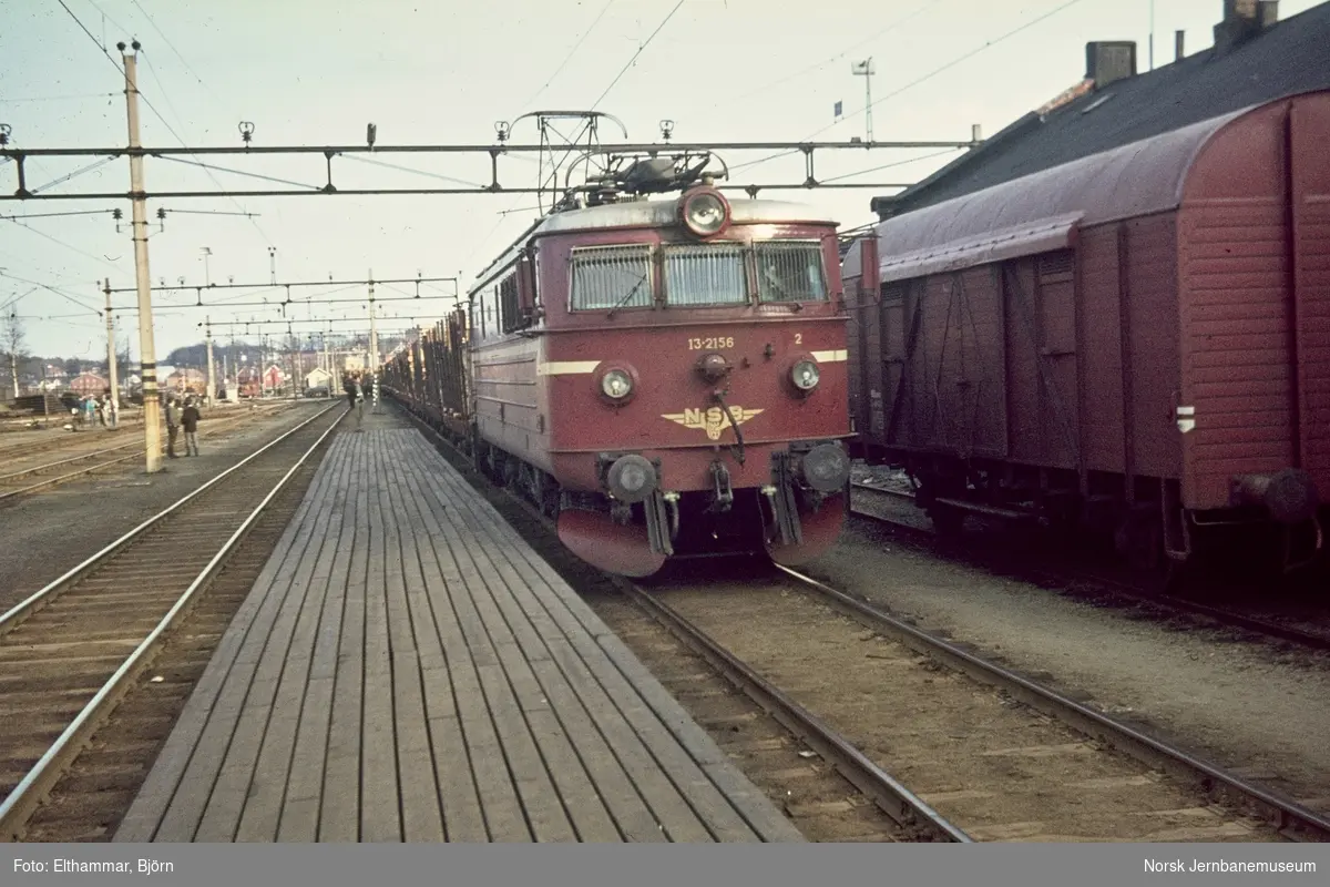 Elektrisk lokomotiv El 13 2156 med godstog på Sarpsborg stasjon
