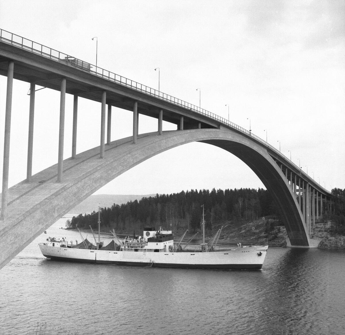 Fartyget Åhus vid Sandöbron
