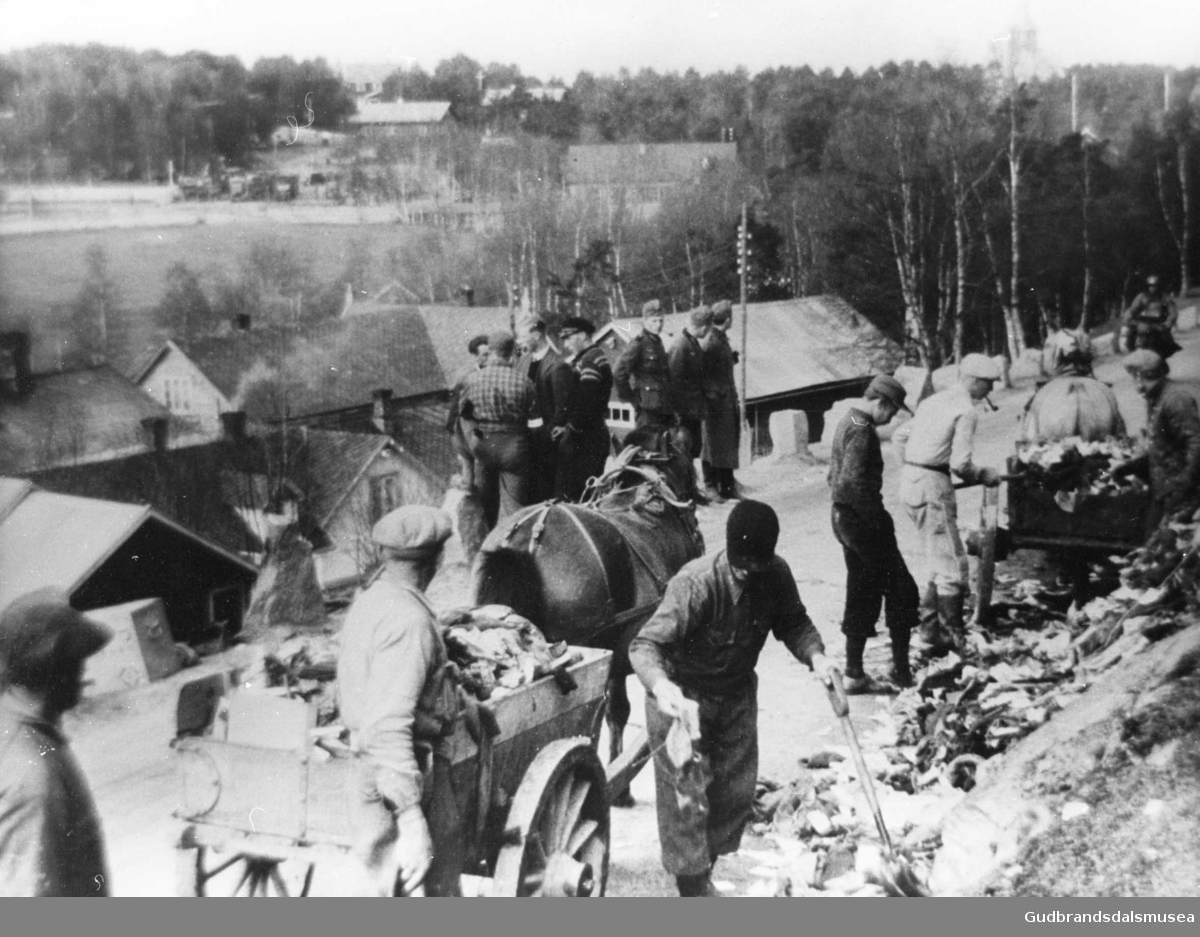 Opprydding i stasjonsvegen på Dombås etter bombing i aprildagane i 1940.