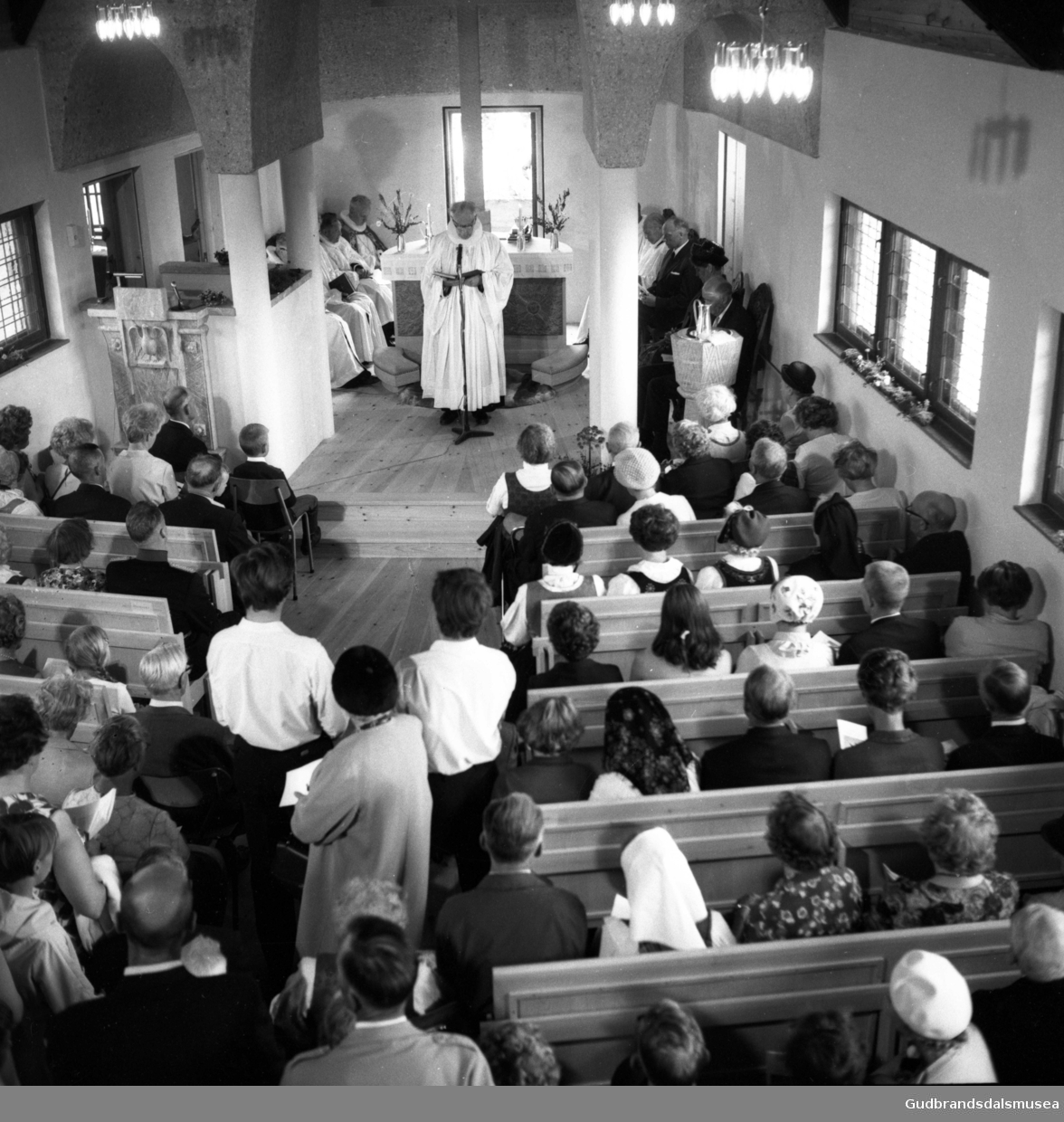 Frå vigslingsmessa i Eysteinskyrkja på Hjerkinn 3. august 1969.