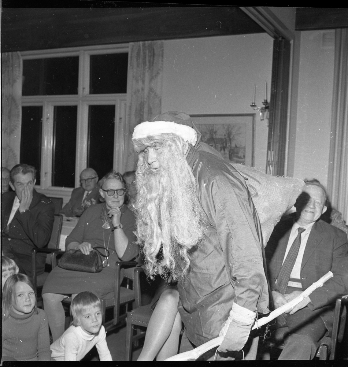 En jultomte bland barn och pensionärer i Örserum.