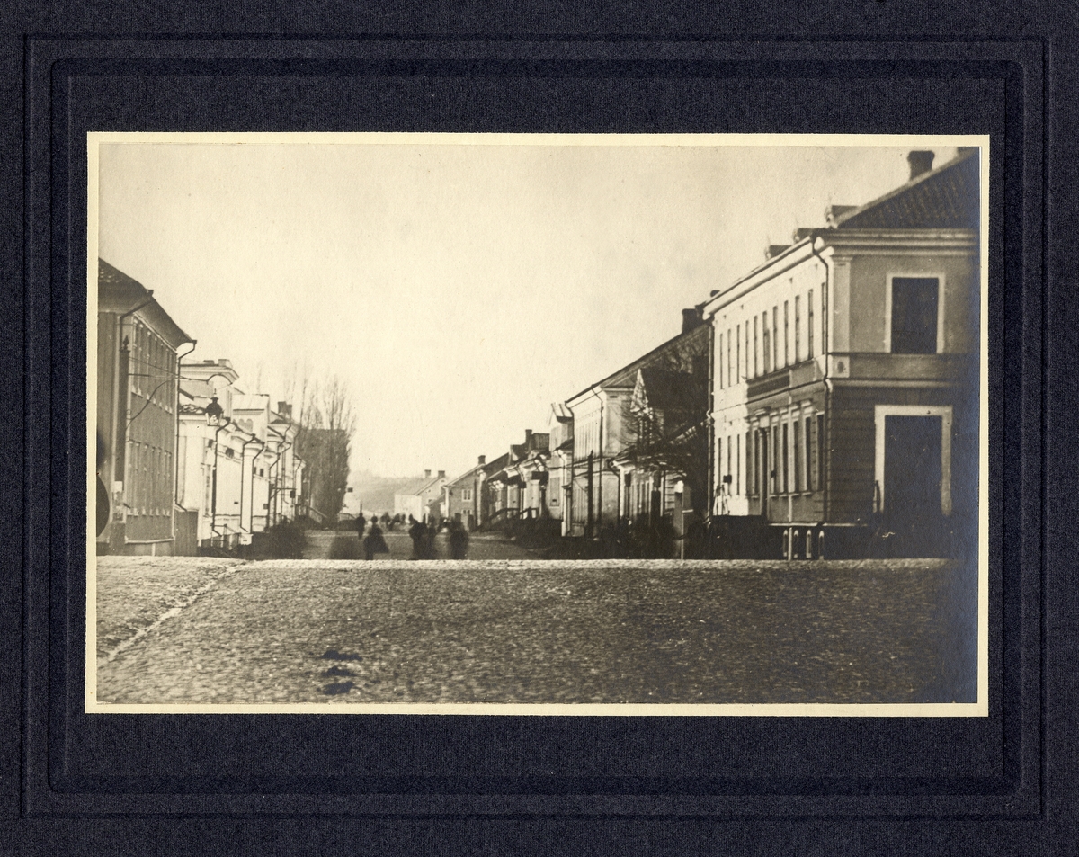 Storgatan västerut, sett från stortorget, Växjö 1863. Till höger syns bla dr. Wittlocks fastighet.