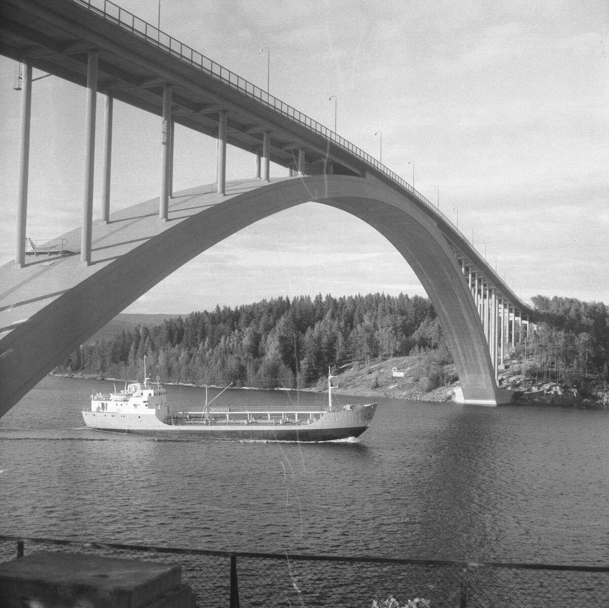 Fartyget Unikorn vid Sandöbron

