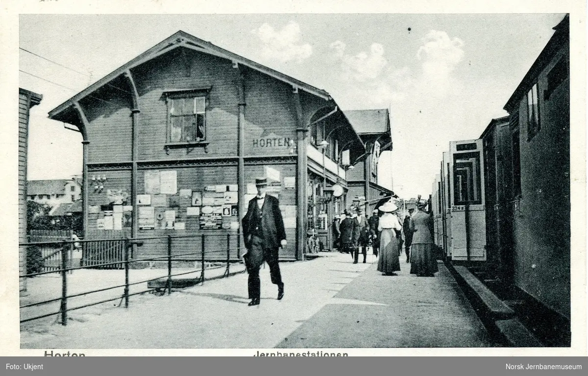 Persontog i spor 1 på Horten stasjon