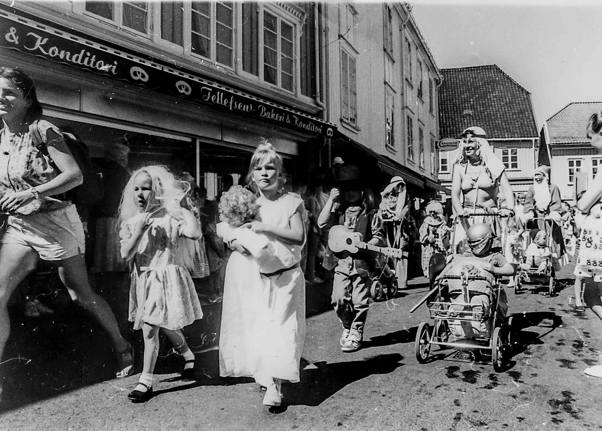 Barnefestival og 7.juni opptog i gatene i Kragerø. Ca. 1990-tallet ...