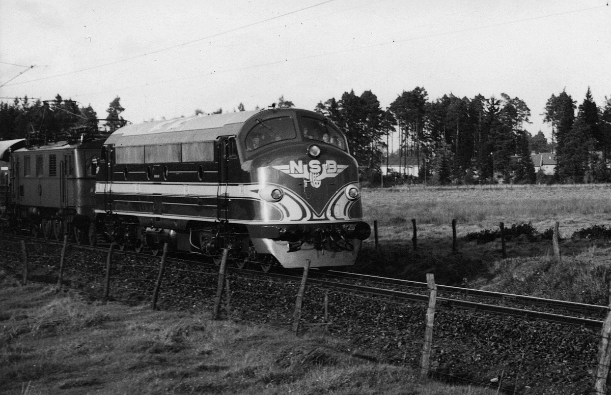Diesellokomotiv Di 3 602 som ekstra forspannlokomotiv i hurtigtoget fra Oslo Ø til København, her i nærheten av Göteborg