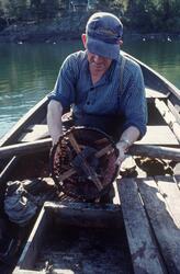 Yrkesfiskeren Paul Stensæter (1900-1982) viser fram ei kreps
