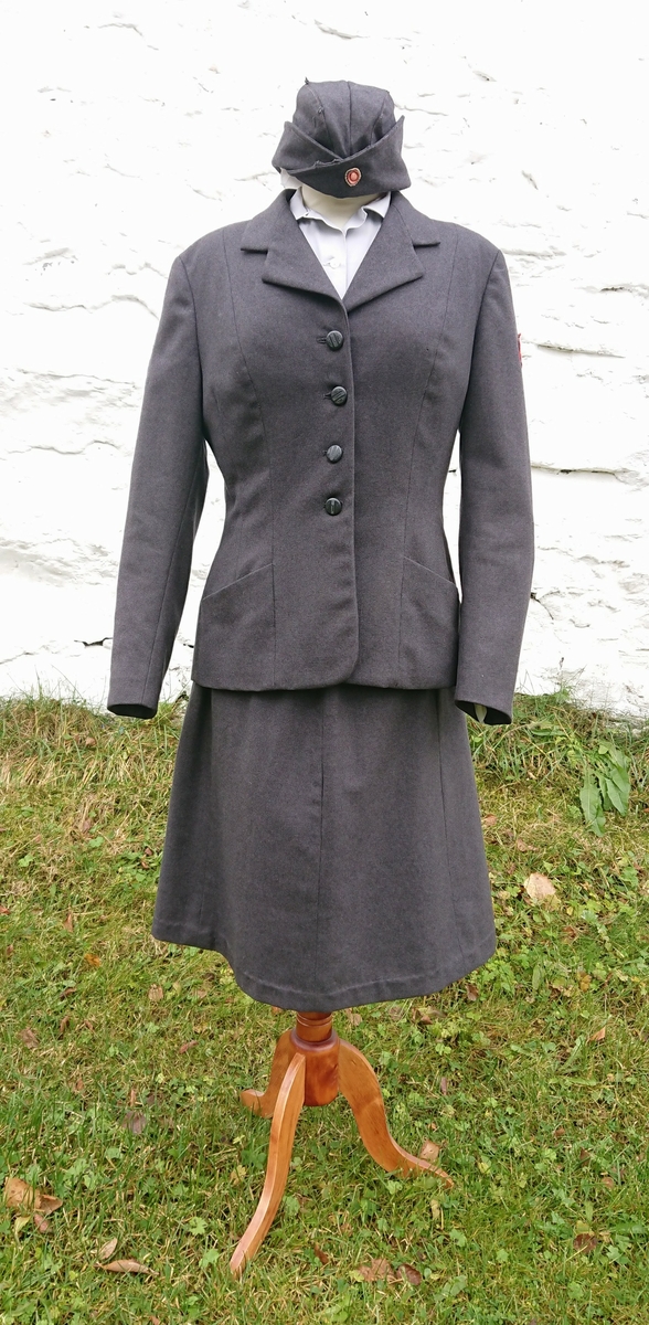 Uniform for medlem av Norges Lotteforbund. Den består av jakke, skjørt, lue og skjorte.
