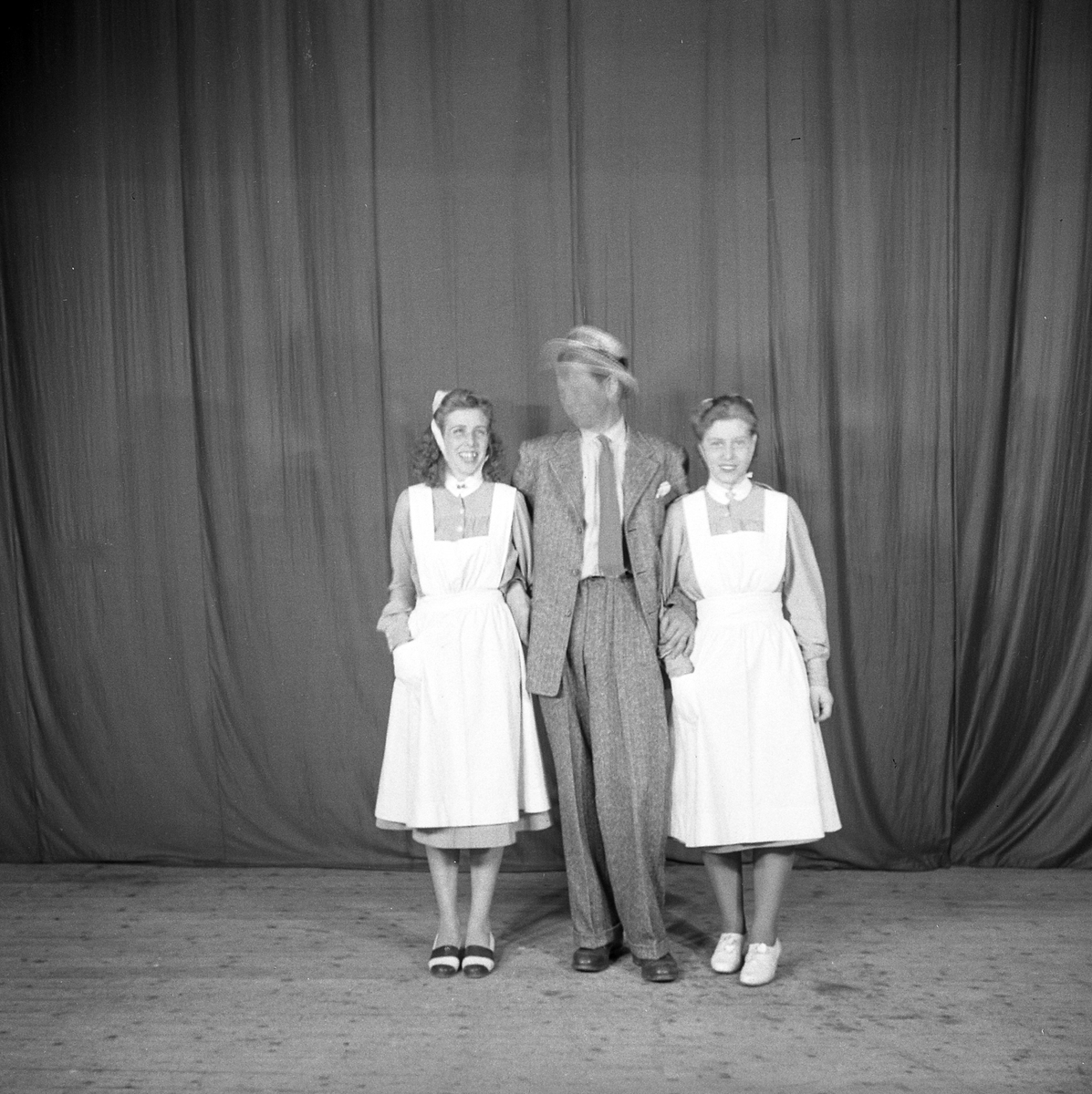En man och två kvinnor på scenen i Folkets park, 5 april 1944.