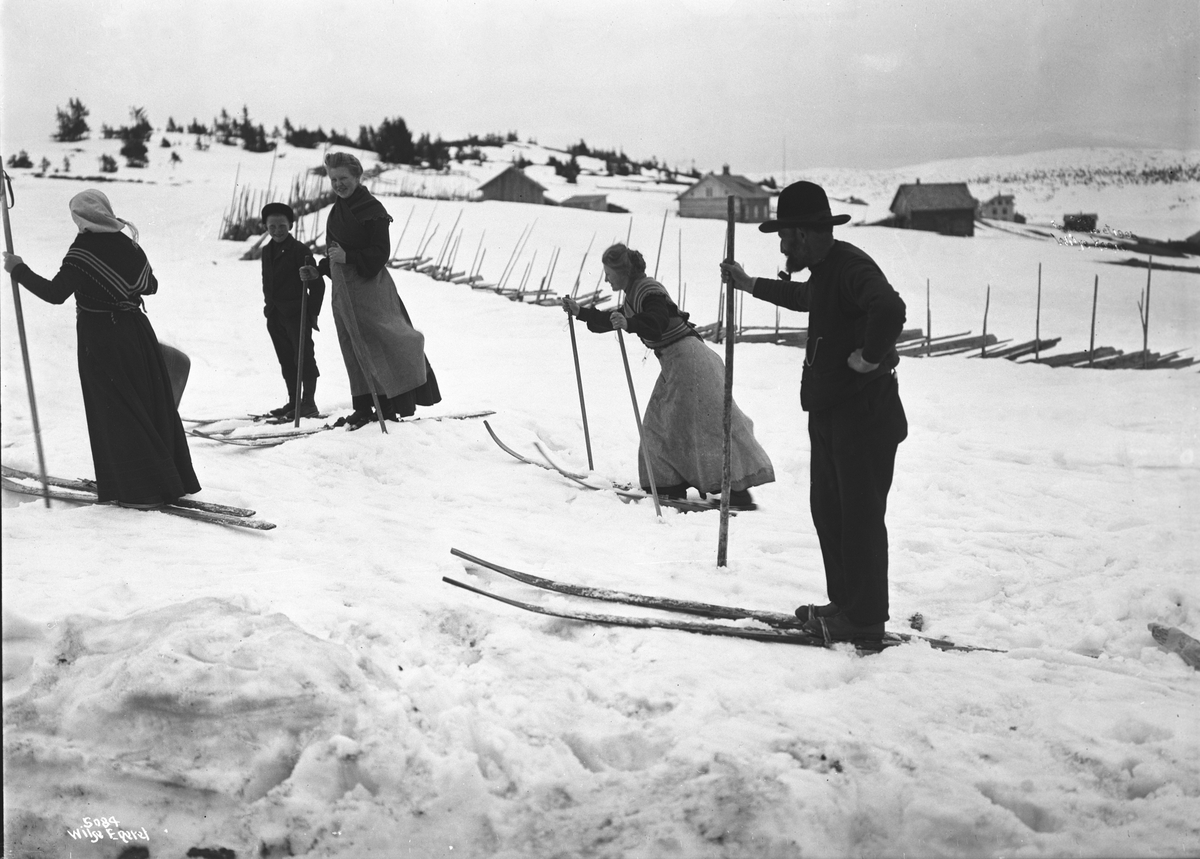 Innfødte skigåere på påskebesøk i passende skiantrekk. Fotografert 10. april 1906.