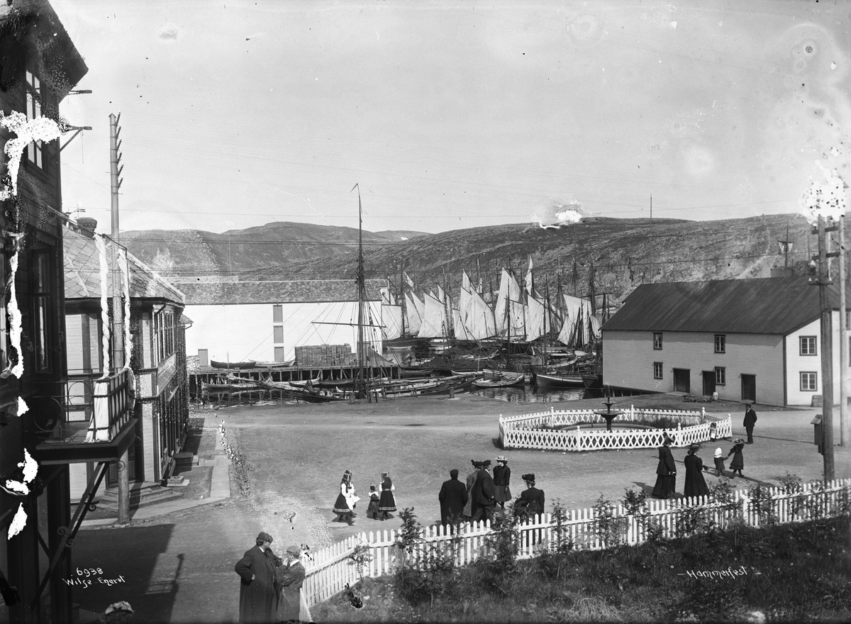 Torget  og bryggen i Hammerfest. Fotografert i 1907.