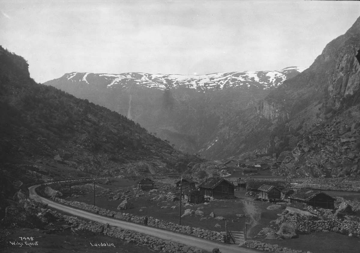 Bondegårder i Lærdal.  Fotografert i mai 1907.