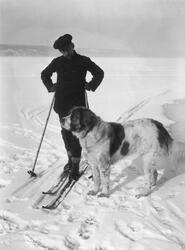 Prot: Roald Amundsen - med sin hund paa Ski 7/3 1909