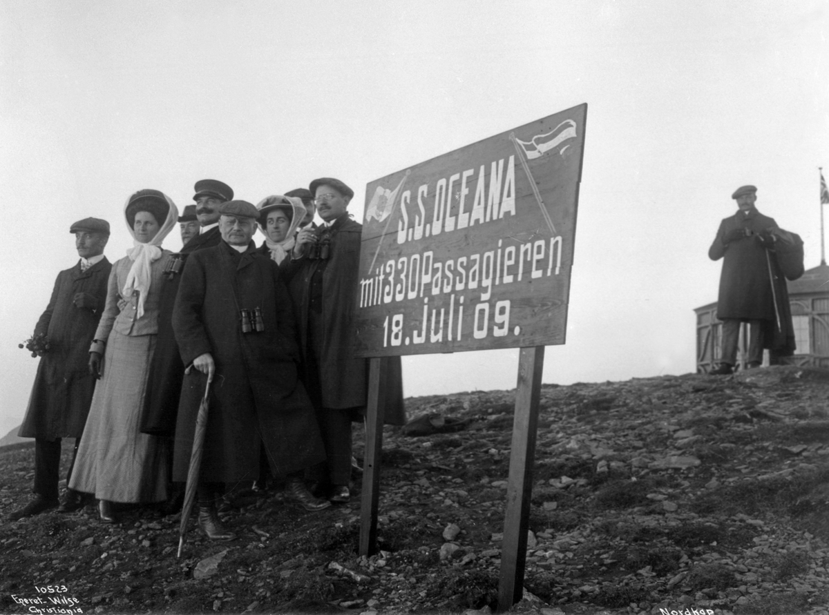 Gruppe passasjerer fra S.S. Oleana besøker Nordkapplatået, 23. juli 1909.