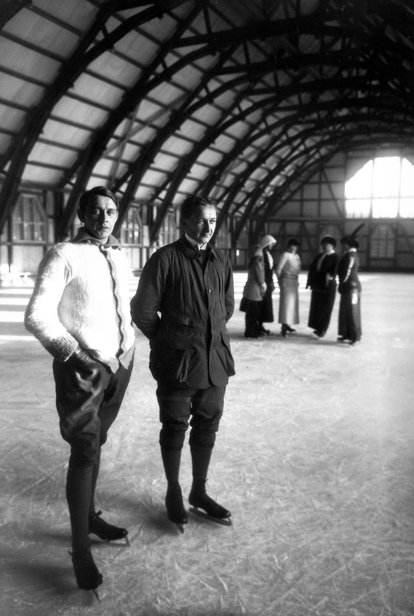 Fra venstre, Josef og Andreas Klem på skøyter i Finse Skøytehall, Ulvik, Hordaland, 17. januar 1913.