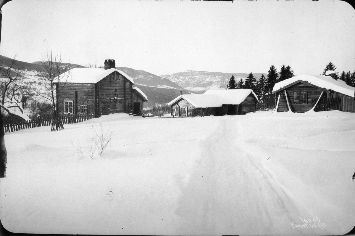 Bondegård i vinterdrakt, Aulestad, Gausdal, Oppland, 1913 - januar 1914.