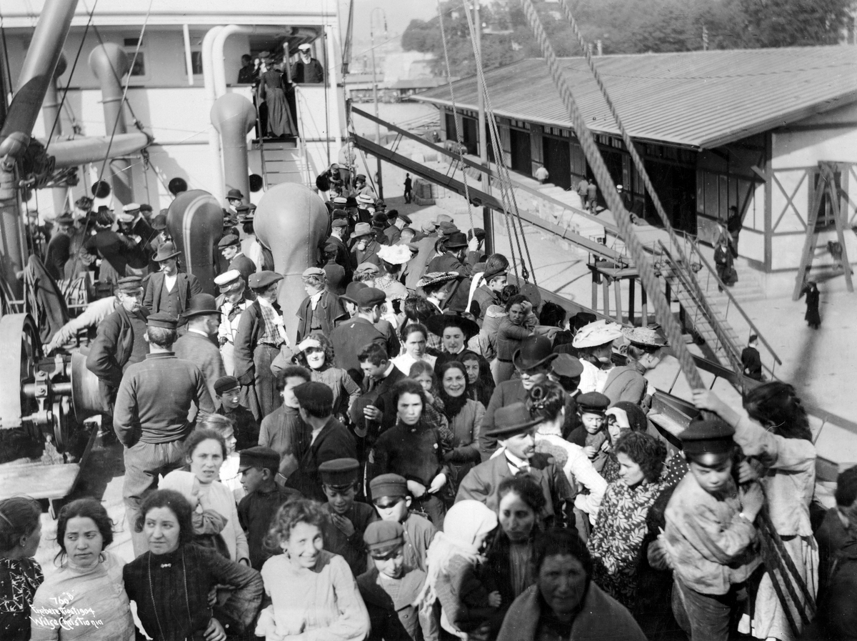 Dampskipet "Hellig Olav" ved kai, dekket er fullt av emigranter som håper på et bedre liv på den andre siden av Atlanterhavet.