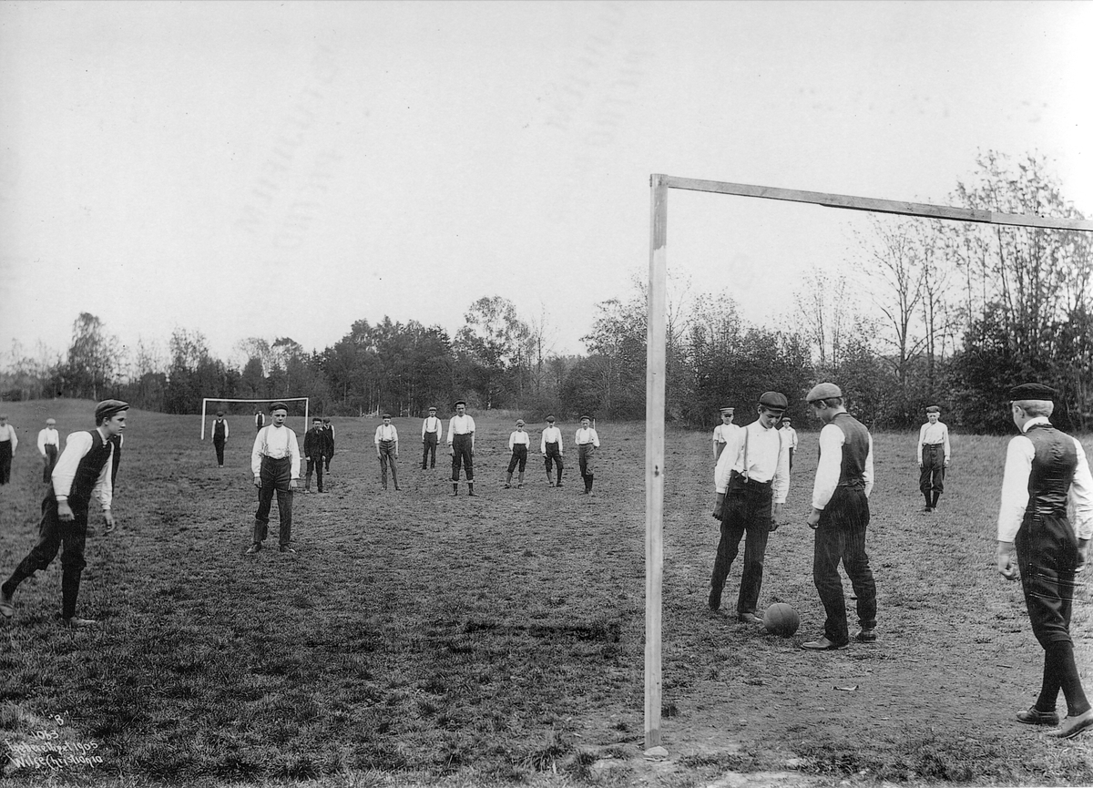 Fotballkamp mellom to lag på skolen. Antrekket antas å være det korrekte for den tiden bildet ble tatt.