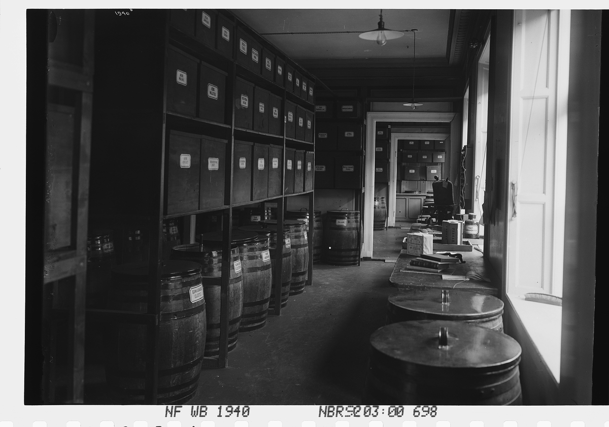 Nygaards kjemiske avdeling, lager,  kontor i bakgrunnen