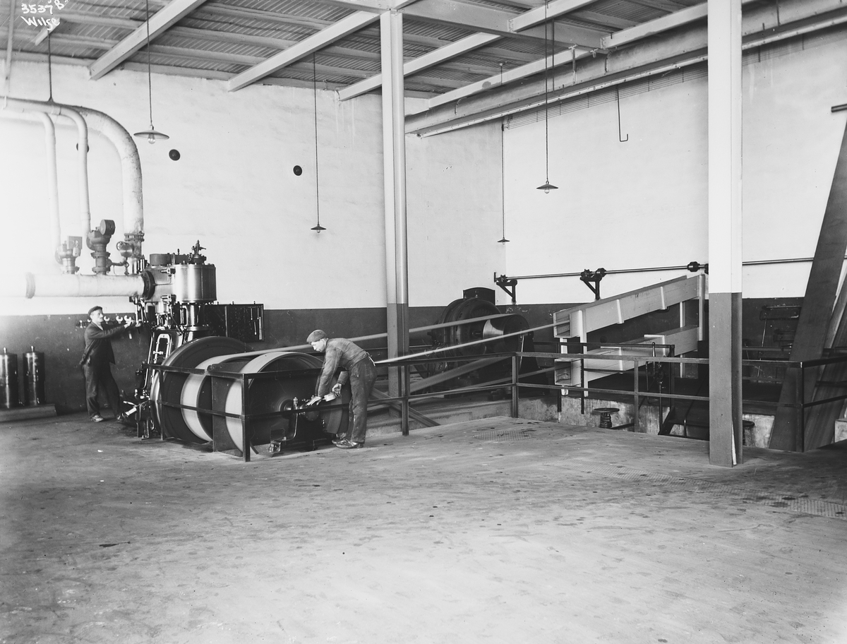 To ansatte arbeider i maskinrom i Lillestrøm Cellulosefabrikk AS. Fotografert 1912.