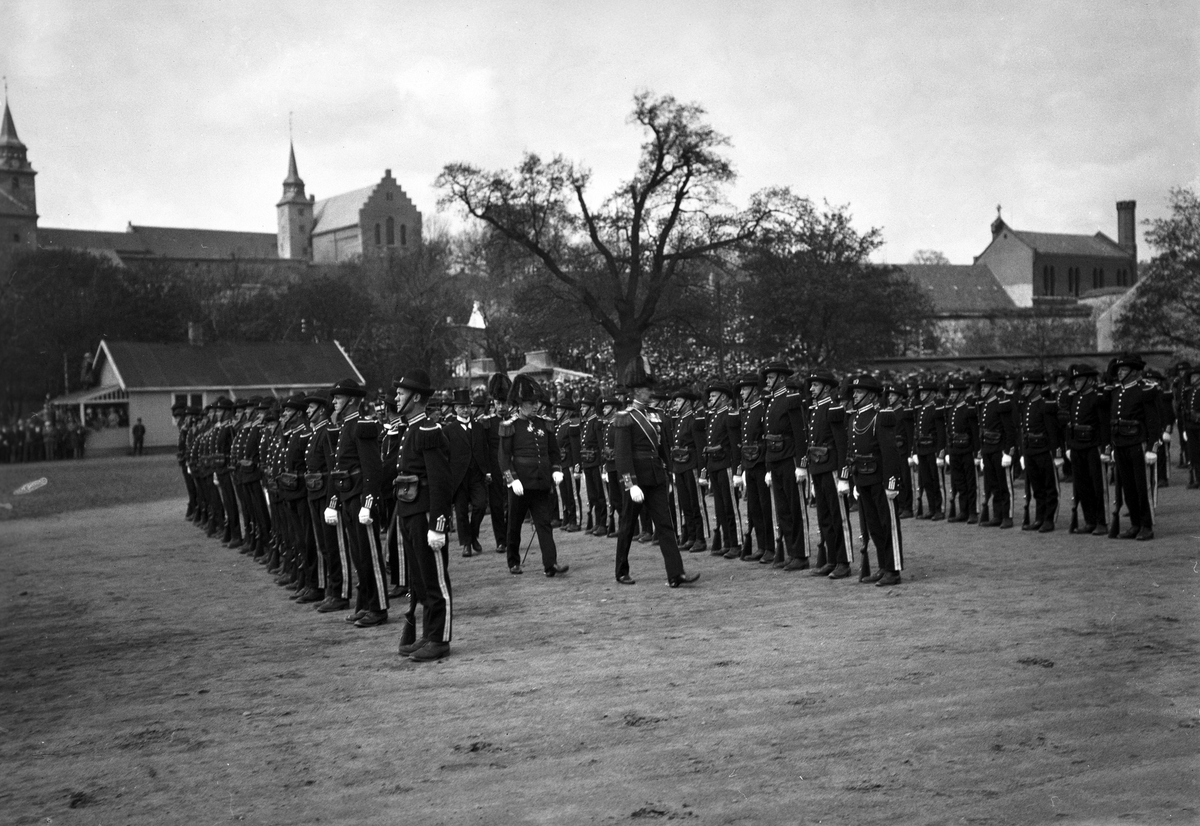 Kong Haakon VII inspiserer H. M . Kongens garde. Fotografert 1923.