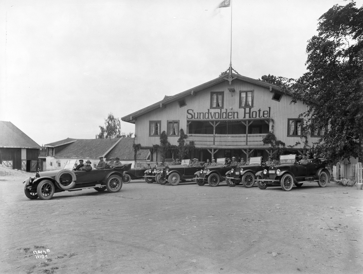 Menn fra Conditorenes landsforening sitter i biler utenfor Sundvolden hotel. Fotografet 1923.