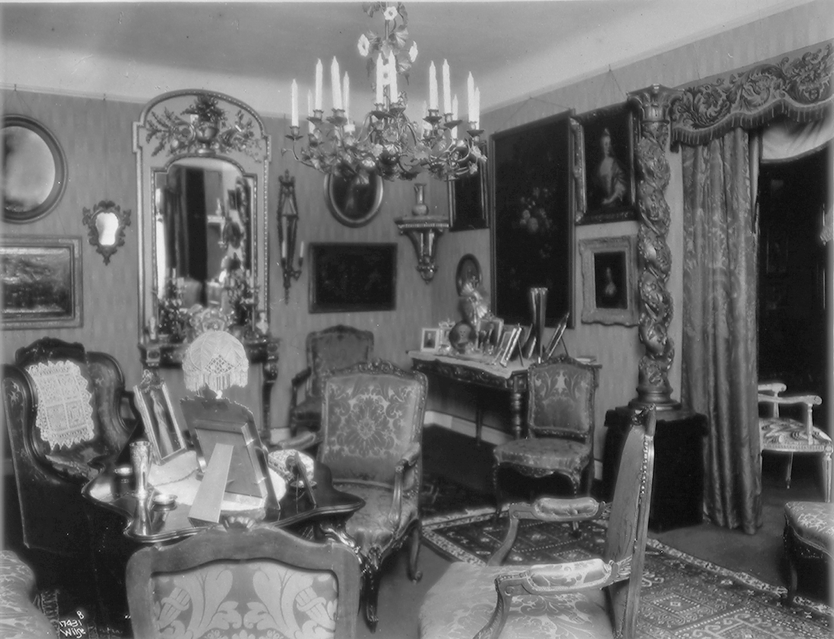 Interiør fra et av værelsene i Kastbergs hjem. Fotografert 1923.