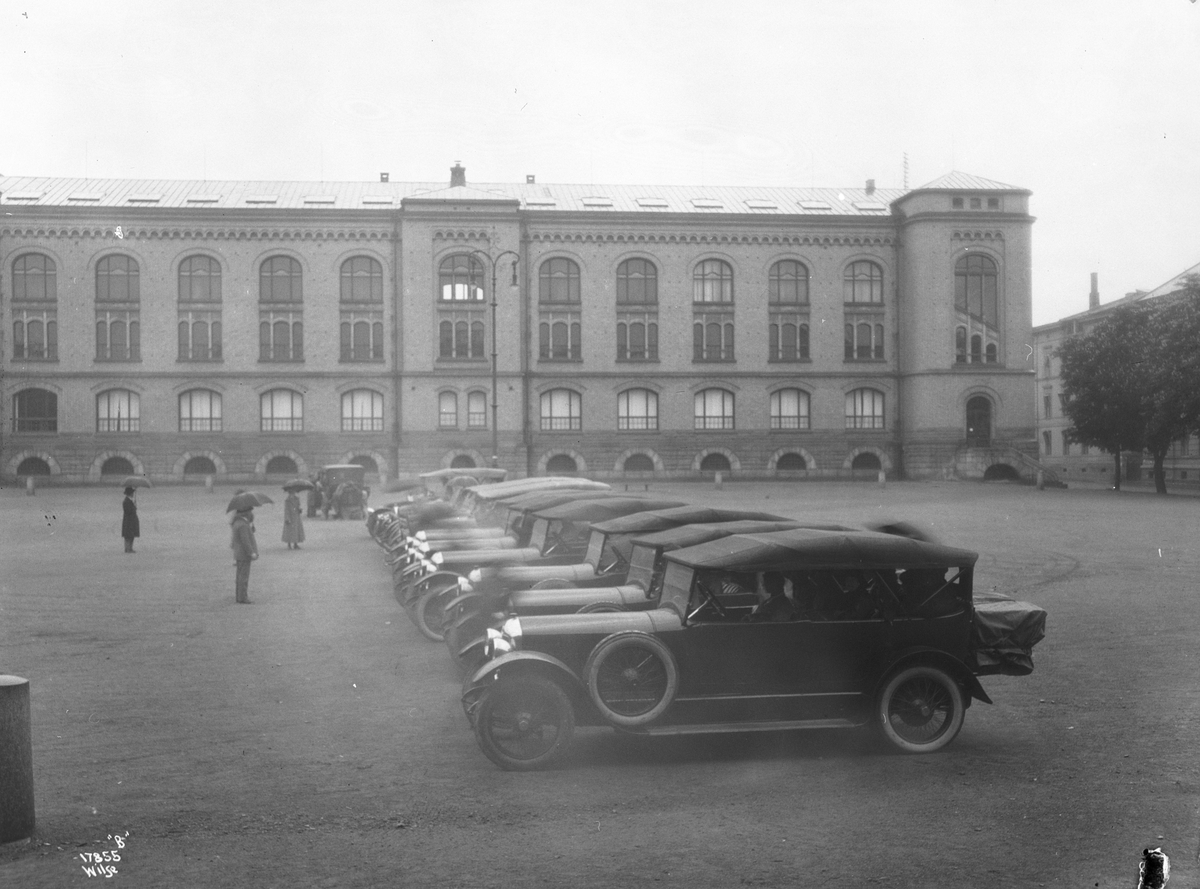 Flere biler fra organisasjonen "Kjenn ditt land" parkert på Tullinløkka. Fotografert 1924.