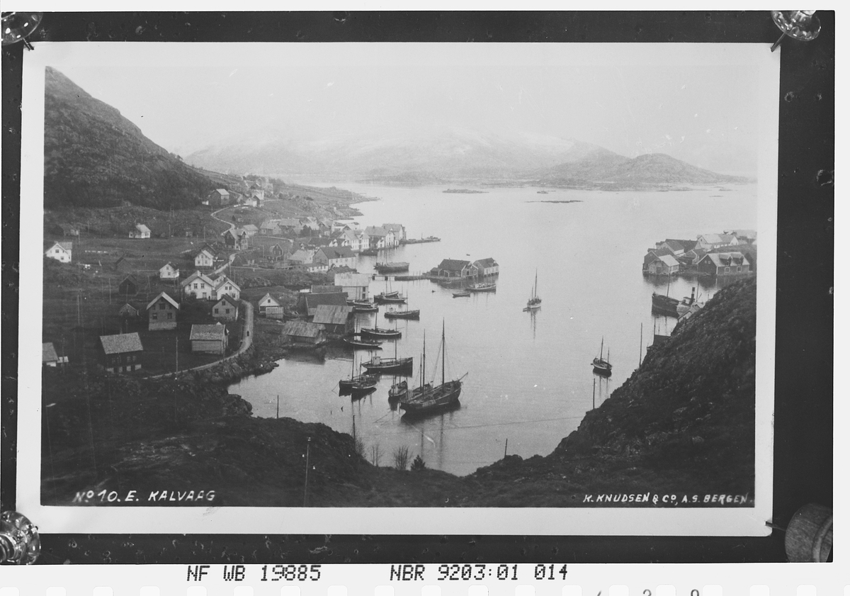 Kalvåg, fiskeskøyter på havnen, fjell og fjord.