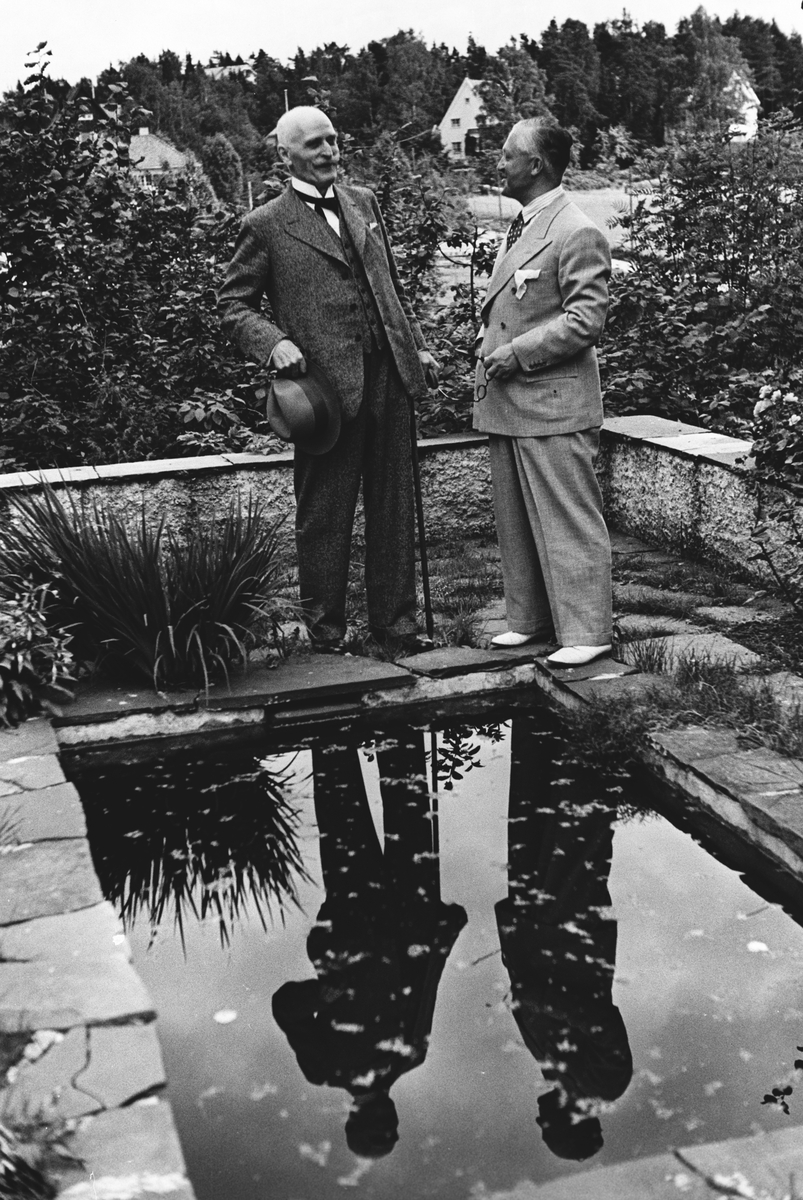 De to herrene nyter en passiar og beundrer speilbildet i vannet.