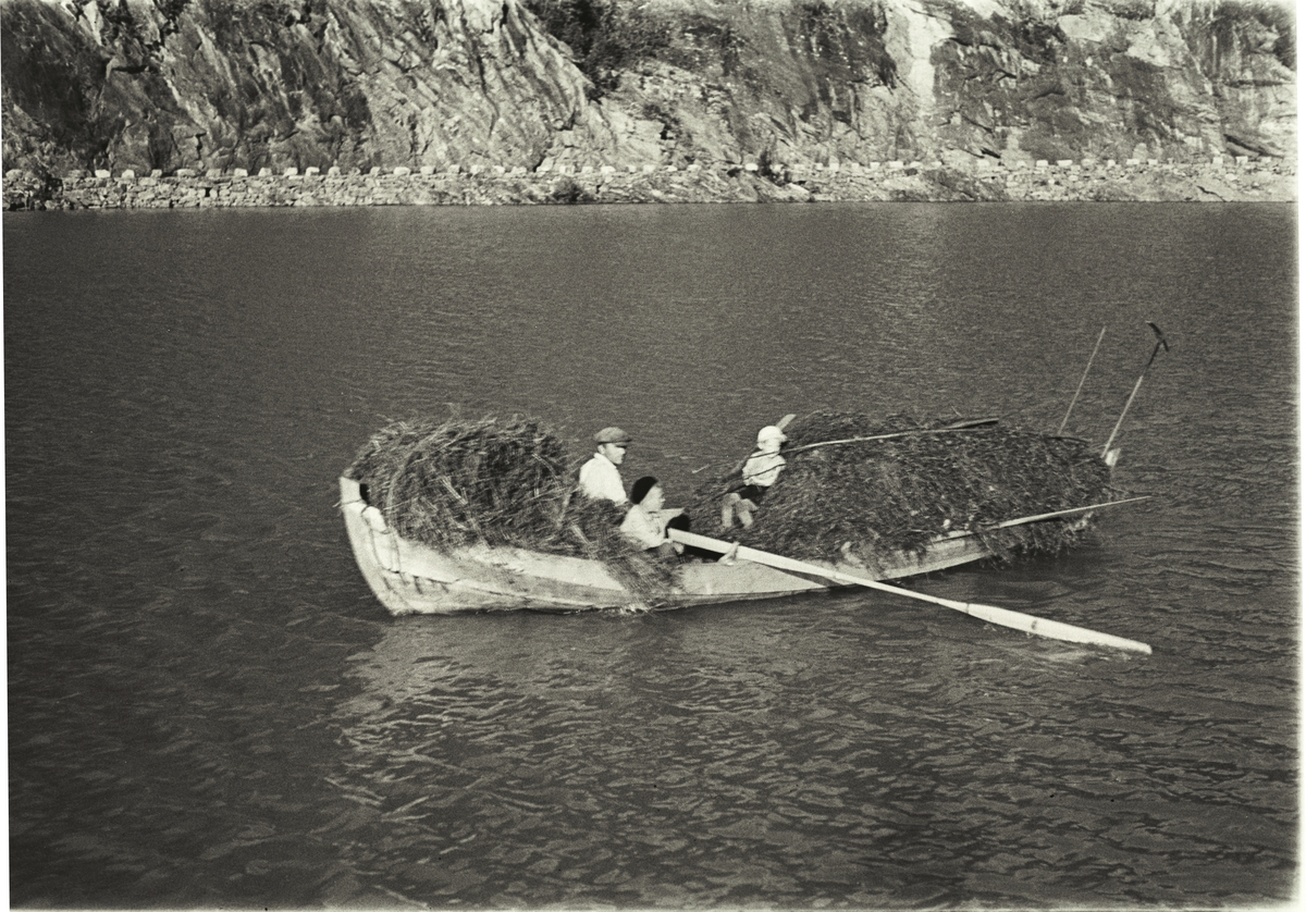Transport av høy med båt over Loenvannet.