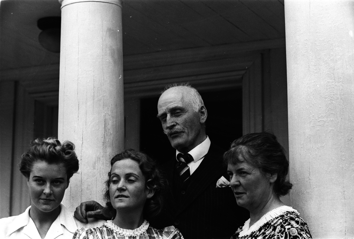 Forfatteren Knut Hamsun med sin familie, fotografert på terrassen utenfor sin eiendom på Nørholmen ved Grimstad.
