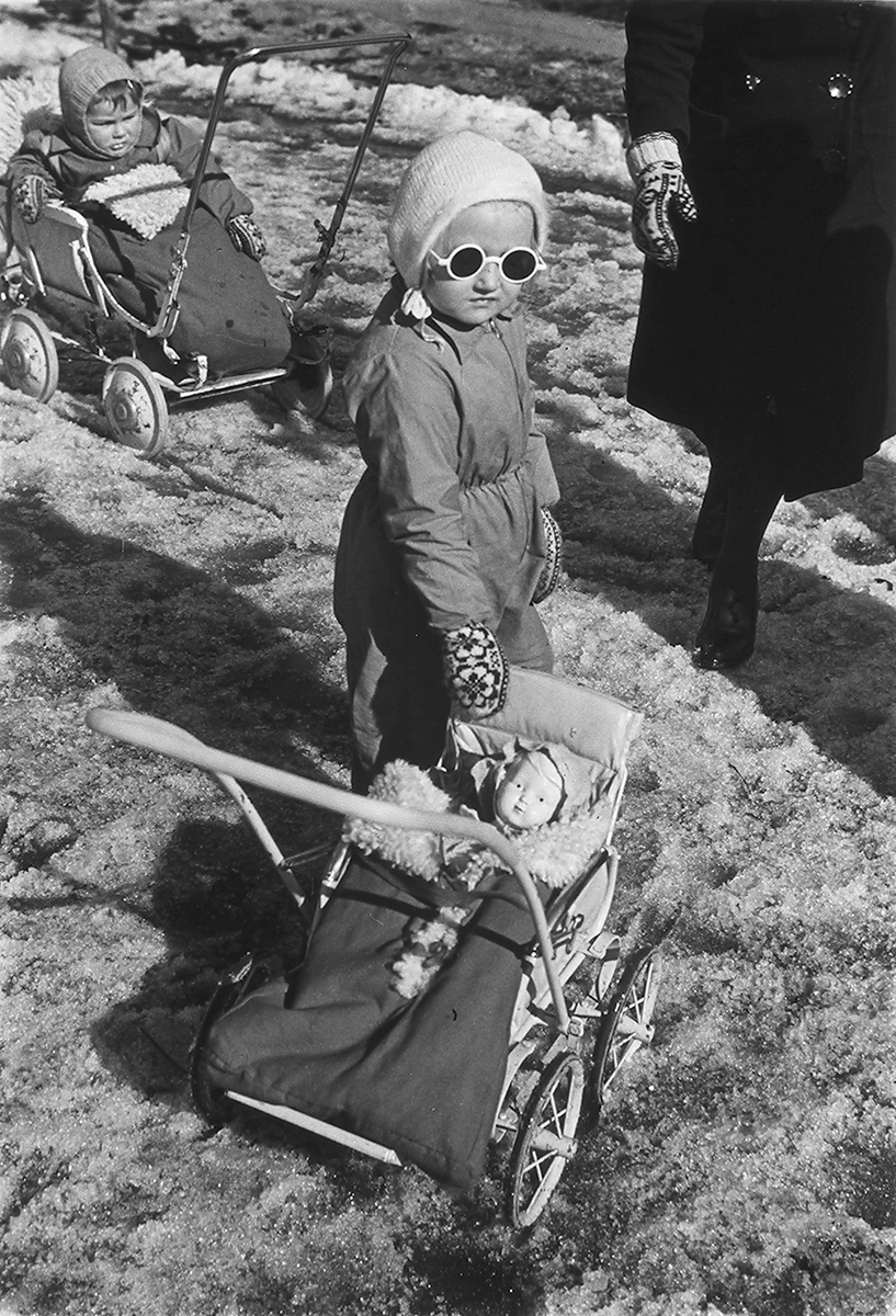 Barn med dukkevogn og barn i vogn. Fotografert 1940.