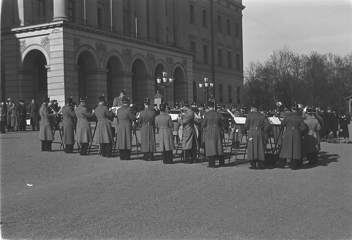 Musikanter på Slottsplassen forran Slottet, Oslo. Fotografert 1940.