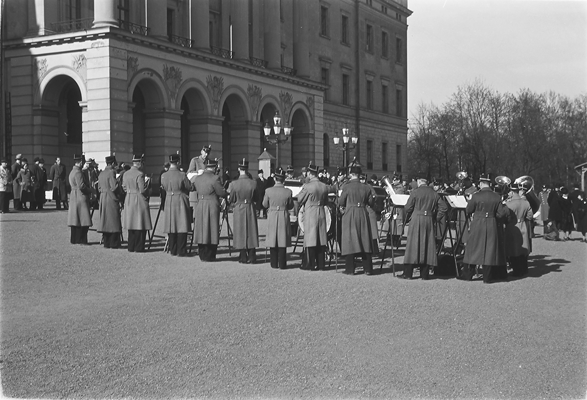Musikanter på Slottsplassen forran Slottet, Oslo. Fotografert 1940.