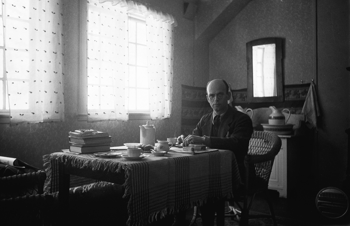 Robert Charles Wilse fotografert på sitt hotellrom av Anders Beer Wilse. Fotografert 1942