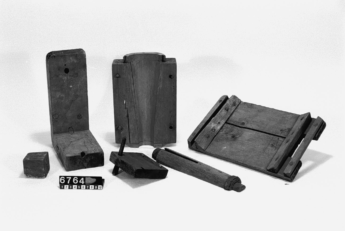 18 st. defekta gjutmodeller för diverse föremål. Dessutom en mortel.