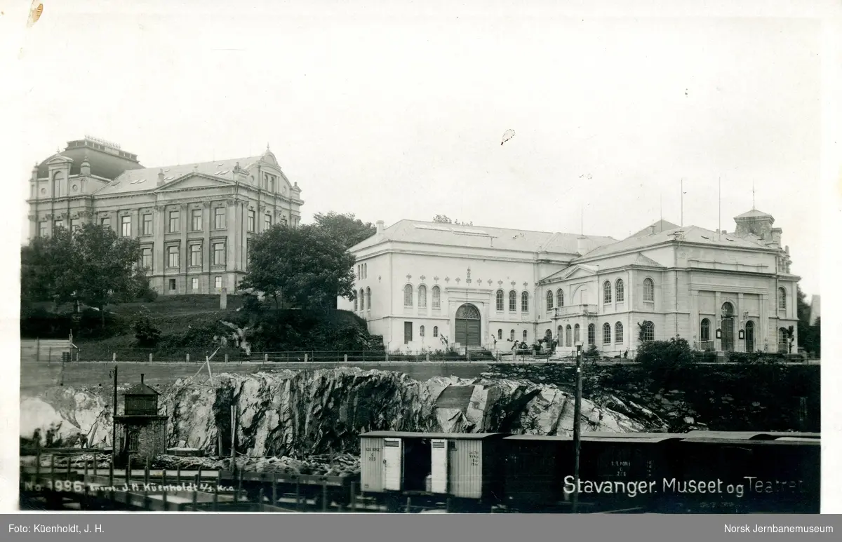 Parti ved Stavanger stasjon med godsvogner i forgrunnen og Stavanger Museum og Stavanger Teater i bakgrunnen