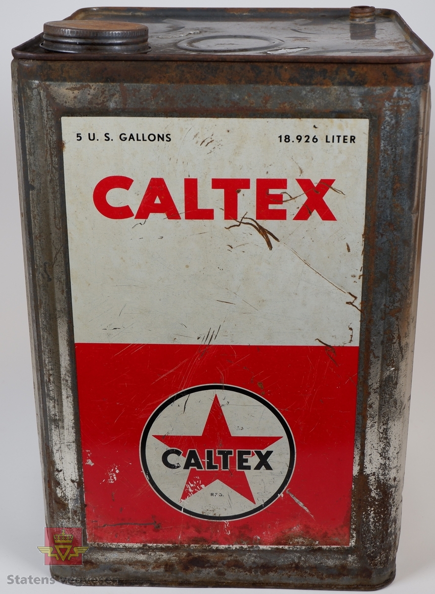 Metallboks for smørefett fra Caltex på 5 US Gallon = 18.926ltr. Rektangulær utforming med skrukork i metall. 
Den har endel rust, og lakk er stedvis flasset av. Boksen er tømt og rengjort. Har vært montert (sveist) bærehåndtak på toppen, men det mangler.
Boksen har lakkerte felt på alle 4 sider i rødt og hvitt, og med påskrift og Caltex-logo i rødt, hvitt og sort.
På boksen står det: Det finnes et Caltex produkt for ethvert smørebehov. Caltex smøremidler gir effektiv smøring,- minsker slitasjen,- minsker friksjonen,- gir varig beskyttelse.
