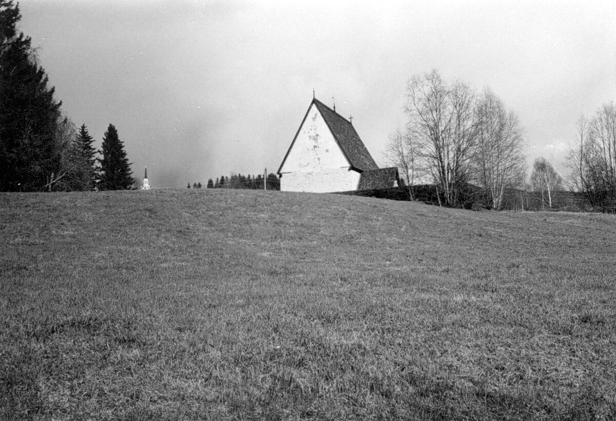 Lidens gamla kyrka bestod ursprungligen av en enkel rektangulär byggnad