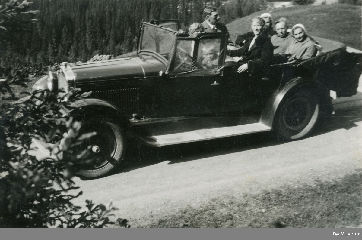 Ungdomslagsfolk på tur til stemne i Telemark ungdomslag i Rauland 1934.  Det er Hans Kleppens bil. 
I baksetet sit Ingrid Mørkholt, Harald G. Li og Kari G. Myhre.  Vidare ser ein Kjersti Midtbø, Tor Bergland, Bia Ajer samt ein gutunge.  