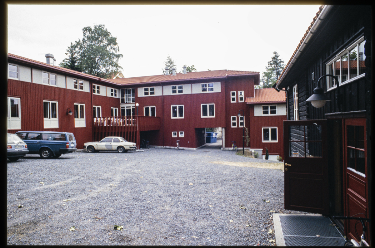 Lillehammer like etter OL 1994. Studentsamskipnadens nye studentboliger i Storgata 33, 'Bakeriet', var ferdige sommeren 1993. Sett mot sør-øst. Til høyre det opprinnelige bakeriet til bakermester O. F. Myhre.