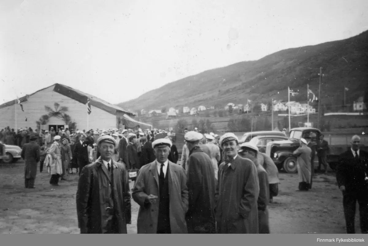 Sangerstevne i Borkenes i 1955, nært grensen til Norland fylke. Min Per Moen fra Varangerbotn til venstre foran.
