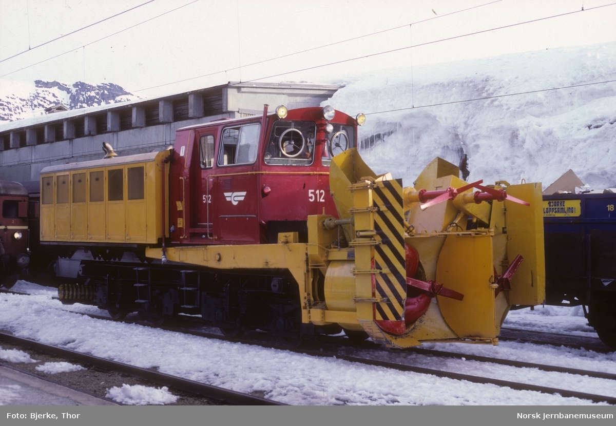 Roterende snøplog DiR3 512 på Finse stasjon